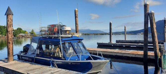 pic with side windows  hewescraft.jpg