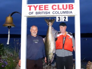 Dave-Roemer-new-member-32-lbs-Sep-11th-740-p.m.-on-a-plug-rowed-by-Doug-Ellis1-300x225.jpg